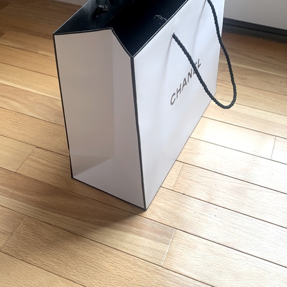 CHANEL AUTHENTIC PAPER BAG WITH ROPE HANDLES - Picture 5 of 5